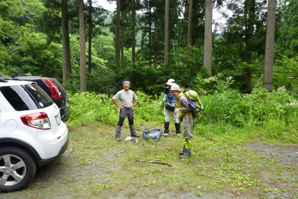 ３.車に荷物を置いて出発