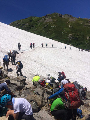 小雪渓をトラバース、安全のため軽アイゼンを再び装着