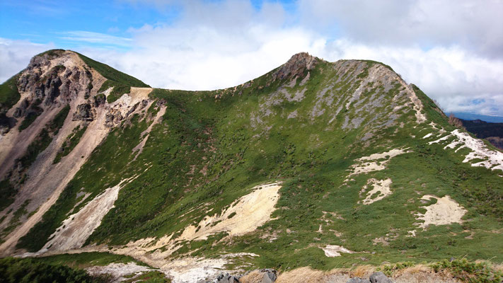 根石岳山頂(2603m)から、右、東天狗岳。左、西天狗岳
