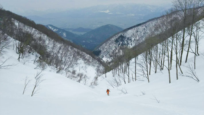 志目木谷右又を登り返すＹ森、バックは大野盆地