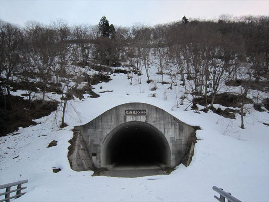 北海道トンネル上の斜面から取りつく。地肌出ていて難儀