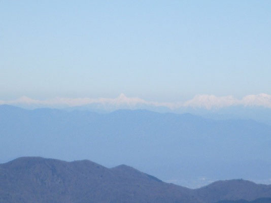 中央の尖った山は何山?