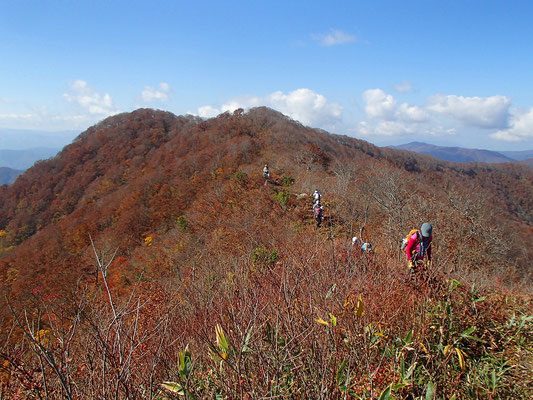 13西峰から東峰への尾根道です