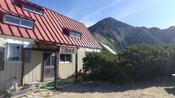 三俣山荘に一部荷物を預けて鷲羽岳に向かう