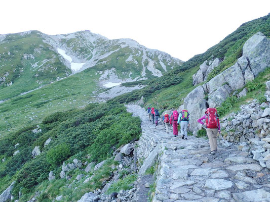 石畳の道で歩きやすい