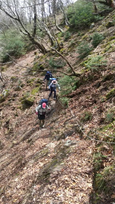 レンゲ辻から稲村ヶ岳山荘（山上辻）へ向かう登山道、高度感のある所も通過する