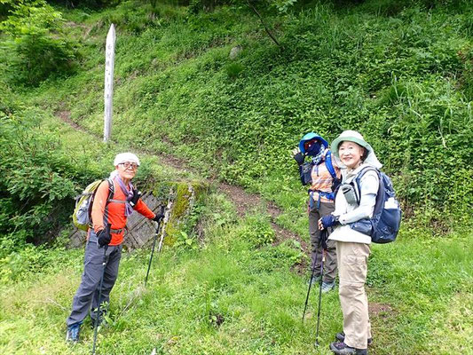 東尾根登山口にて