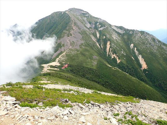 見えた～。常念小屋と常念岳、明日山頂アタックだ。
