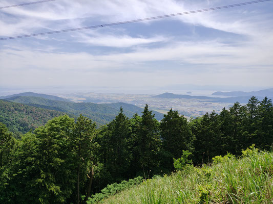 下山道でぱっと開けた琵琶湖と湖北の展望