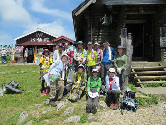 山頂のお堂の前で12名