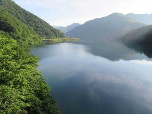早朝の桂湖畔です。ここから登ります。