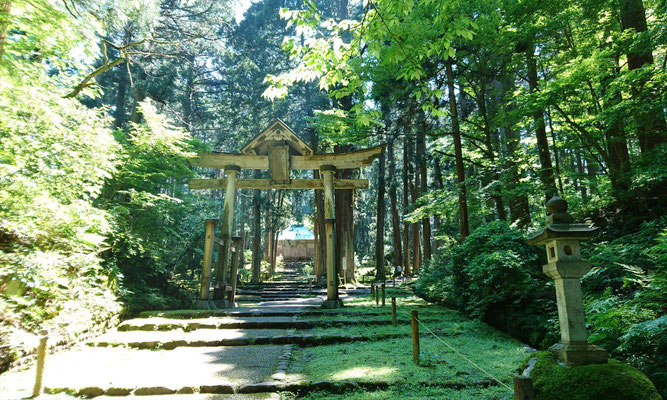 明治以前は神仏混合のお社(お寺)でした。