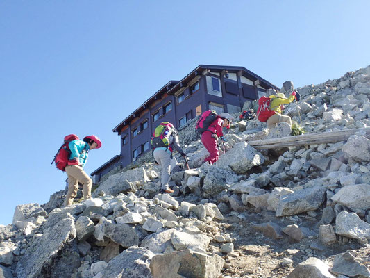 あと少しで、雄山の社務所です。