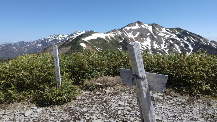 白山が間近、展望抜群の三ノ峰山頂