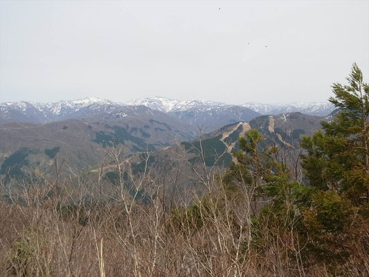 鷲走ケ岳山頂より 左、大笠。 右、笈ケ岳。