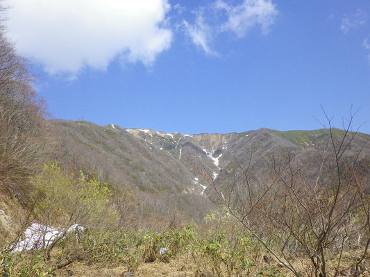 旧登山口から前山がきれいに見える