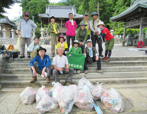 下山後 三宮神社前でゴミ袋とともに納まって