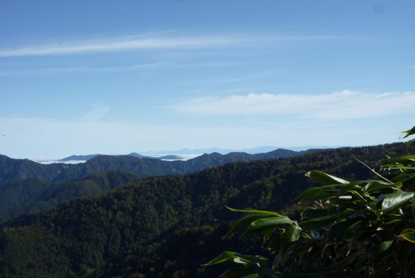 避難小屋前から遠くに剱岳、立山、薬師岳。