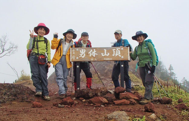 男体山(2,486m)の山頂標識で