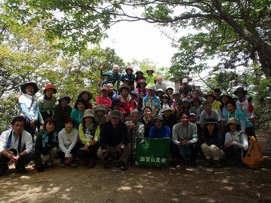 山頂付近で全員集まっての集合写真。この時ちょうど50人でした。