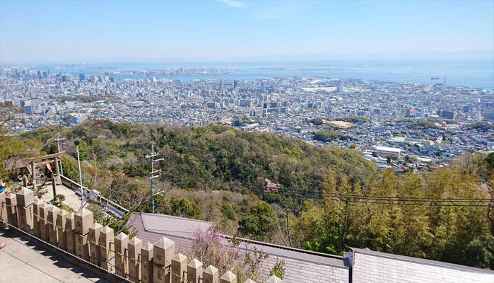 神戸市街と瀬戸内海(神戸港あたりか)右には、淡路島も見えました