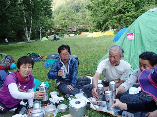 徳沢まで下りてきました。ここで豊田チームとハイキング部と合流