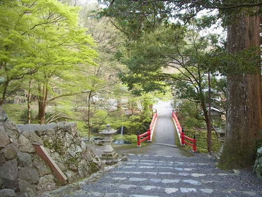 18:00頃、明王院の赤い橋に下山。長かった～。