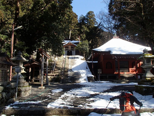 明王院まで降りてきました