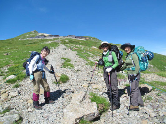 稜線に出ると、白馬岳と白馬山荘が眼前に