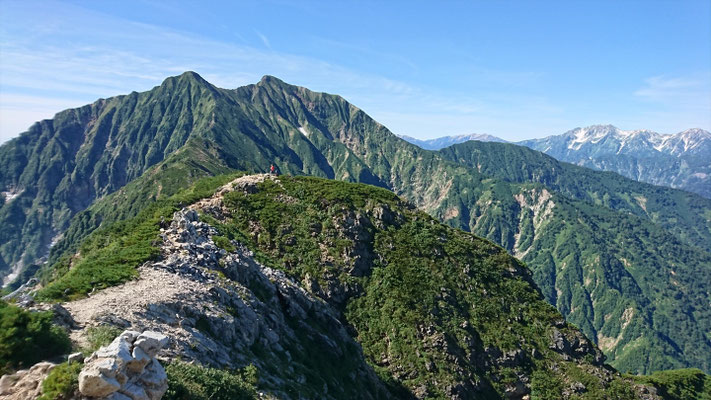 北尾根の頭手前から、これから登る鹿島槍ケ岳