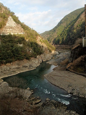 保津峡駅のホームからは保津峡がよく見えます