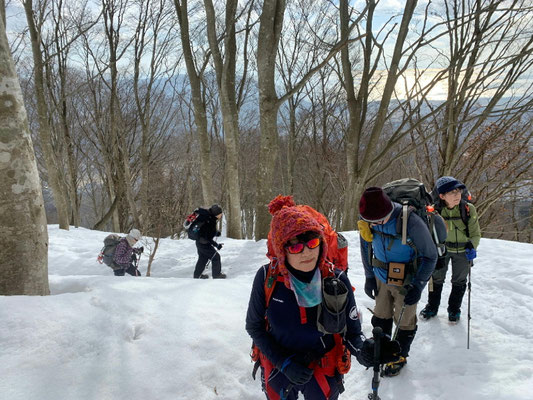 雪山のアイゼン歩行。