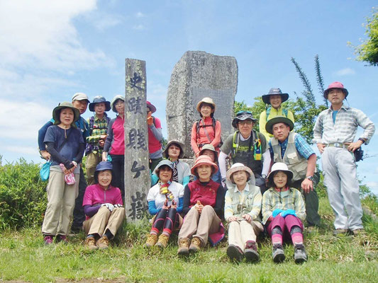 賤ケ岳山頂(421.1ｍ)にて記念撮影