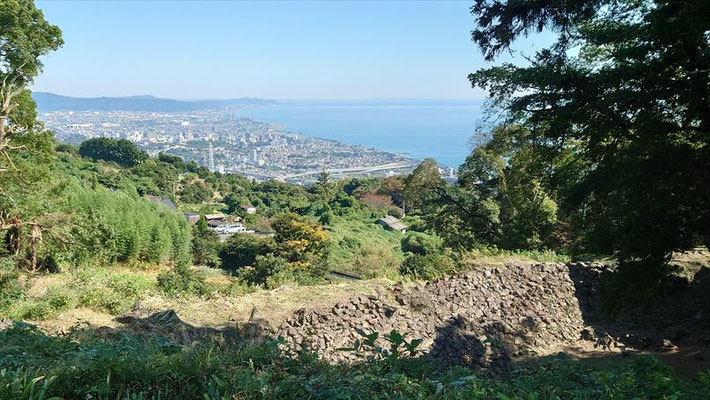 石垣山城址から小田原市街、小田原城も見えます。