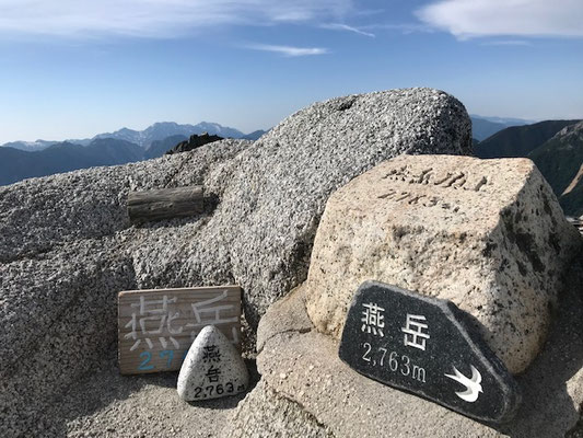 燕岳頂上です。