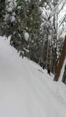 雪の急斜面を登る
