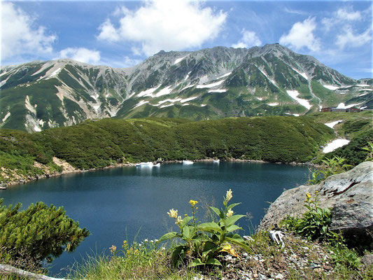 みくりが池越しに見る雄山。ここでしばし、昼食休憩。