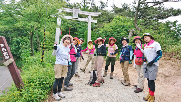 縦走路をつなげるため石宝殿まで登る
