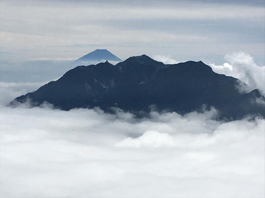 鳳凰三山の後ろに富士山(Ｏ氏撮影)