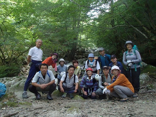 登山道を下山中全員で記念撮影