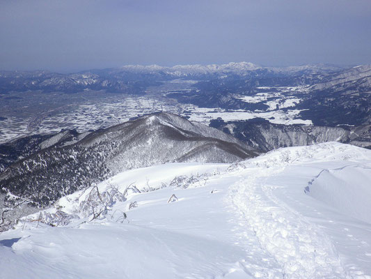 下山の稜線から下の手前がシャクナゲ平、その向こうに小荒島岳