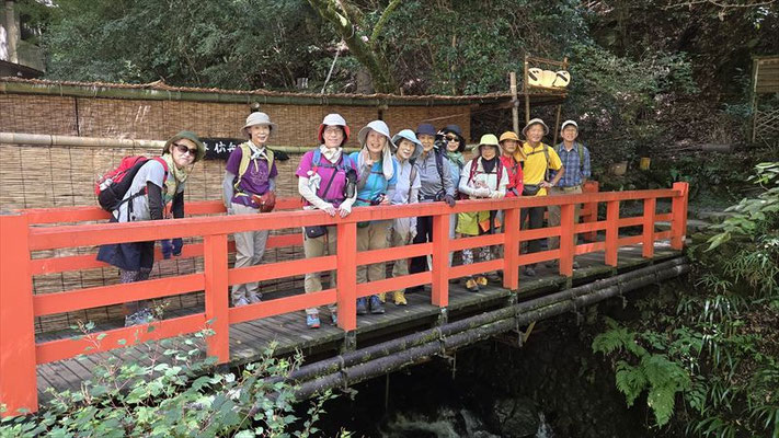 鞍馬寺西門前の赤い橋で写真撮影