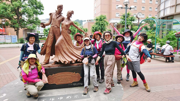 阪急宝塚駅前のタカラジェンヌのブロンズ像にて。一応 踊ってます