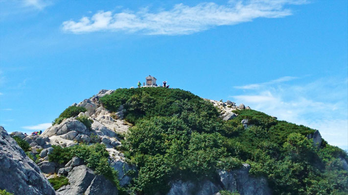 登山開始から7時間過ぎて漸く山頂が見えました。