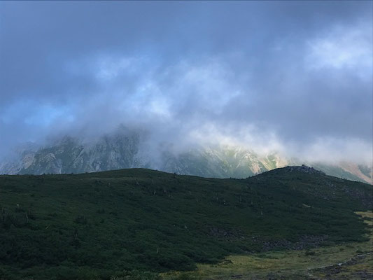 ちょっとだけ、見えて来た水晶岳。