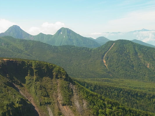 西天狗岳山頂より真中に峰の松目、奥に赤岳、中岳、阿弥陀岳、遠くに編笠山、そして西岳