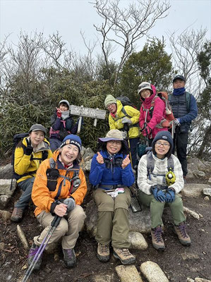 堂満岳山頂(1,057ｍ)にて