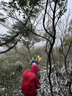 山頂を下り始めると雪が出てきました