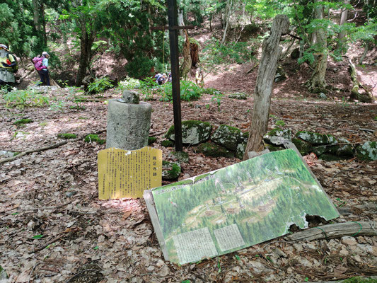 広大な敷地の鶏足寺跡