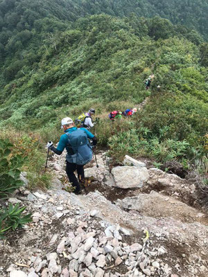 大長山からの急坂を下る